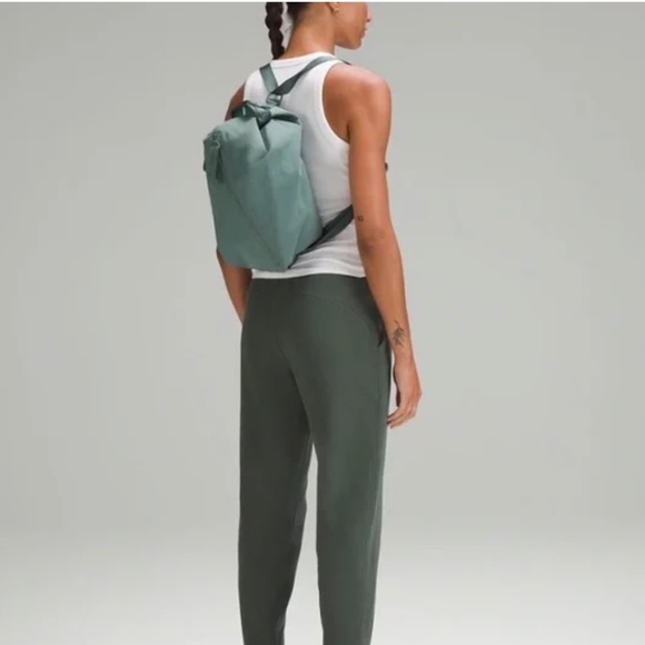 #314 Lululemon NWT Fast Track Bag 2.0 duffle bag 10L - Picture 2 of 9